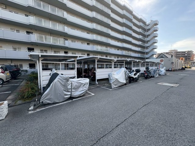 コスモ舞子坂の駐車場|駐車スペースもあります