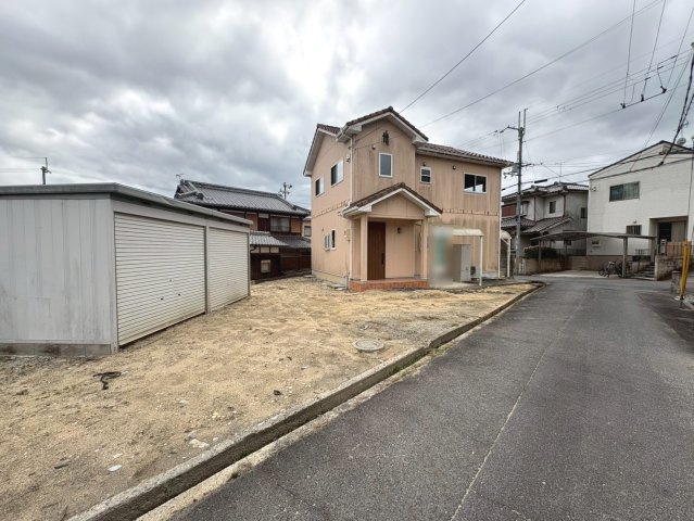 【前面道路含む現地写真】 | 石居１丁目 | 土地が広く、ガーデニングや家庭菜園なども楽しめます♪