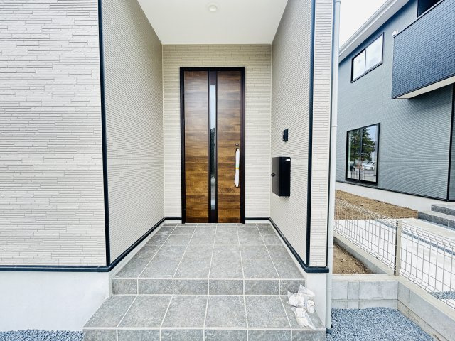 新築　高崎市島野町1期　2号棟の玄関|現地写真　ポストと一体型のTVモニターホンでセキュリティ安心！
