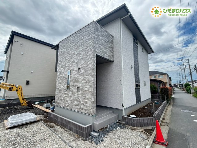 深谷市東方　第28期　新築一戸建て　ワイウッドコート　04の外観|おしゃれなアクセント外壁が目を引く外観デザインです！前面道路からの見通しも良く、お車のアプローチもスムーズ♪お子様と一緒に並んで歩きやすい平坦なアプローチで、日々の外出もとっても快適に行えます！