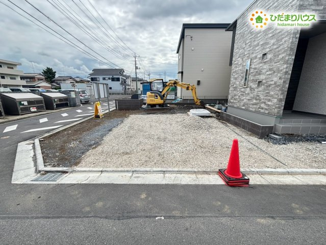 深谷市東方　第28期　新築一戸建て　ワイウッドコート　04の駐車場|お車をしっかりと停められるスペースを完備しています！並列に駐車でき、ドアの開閉もスムーズで安心♪大きなミニバンやファミリーカーの出し入れ、重い荷物の積み下ろしもラクラク行える広さがあります！