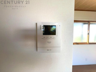 訪問者が来たときにテレビ画面で確認できるため、安心してドアを開けられます。録画機能があるものもあり、留守中に来訪者を記録しておくことができます。利便性が高く、セキュリティ面でも安心です。