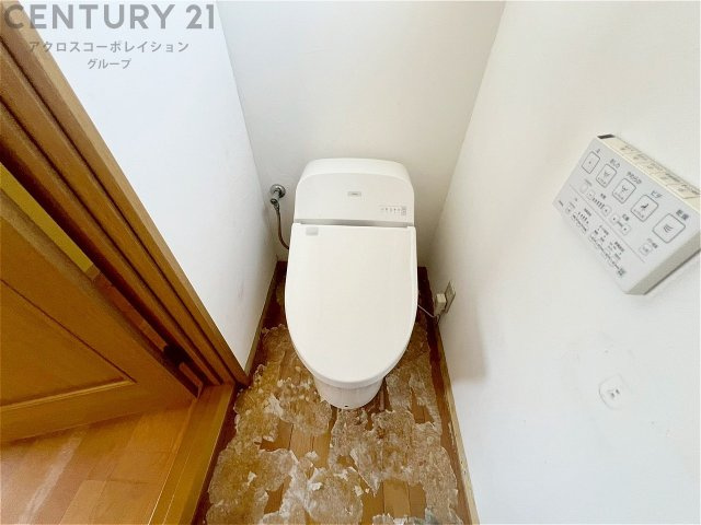 温水洗浄便座付トイレは温水洗浄機能により、暖かい水でおしりを洗浄することができ、冷たい水を使う従来の便座に比べ、温水洗浄機能で暖かいトイレを提供し、快適な使用を可能にします。