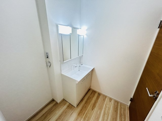 新築　高崎市島野町1期　3号棟の独立洗面台|現地写真　シャワー付きの洗面台は忙しい朝でも身支度を整えるのにとても便利◎							
