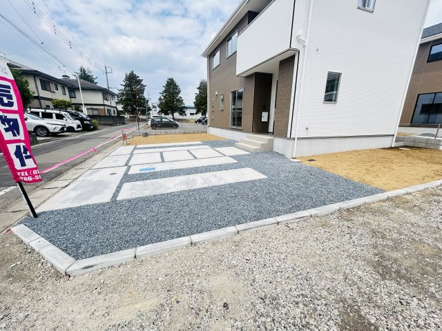 新築　高崎市島野町1期　3号棟の駐車場|現地写真　駐車スペースは並列3台分可能です！
