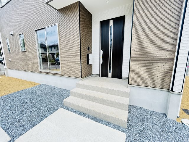 新築　高崎市島野町1期　3号棟の玄関|現地写真　ポストと一体型のTVモニターホンでセキュリティ安心！

