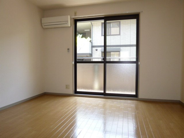 ファミーユ・ヴィラＢの居間・リビング|洋室