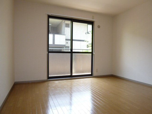 ファミーユ・ヴィラＢの居間・リビング|洋室