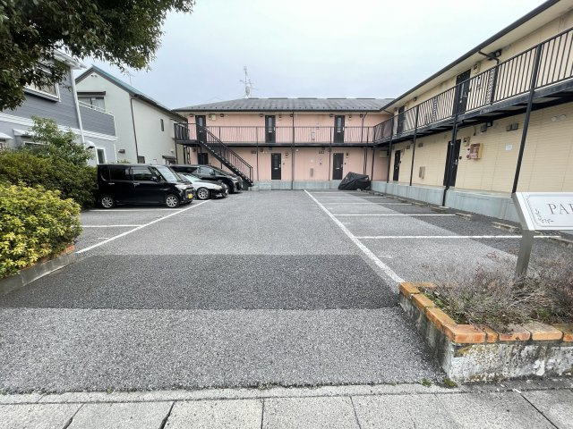 パルク セゾンの駐車場