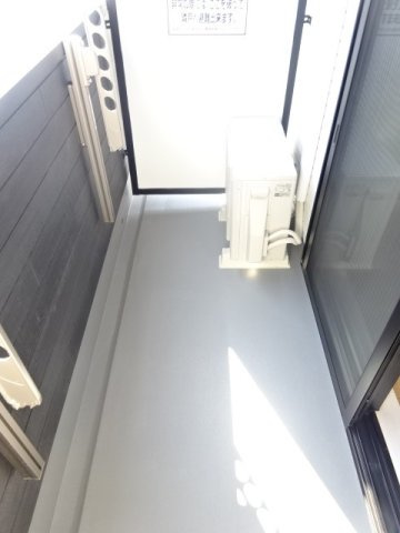 シャイニーのバルコニー|バルコニーからの眺めを楽しみながら食事をしませんか