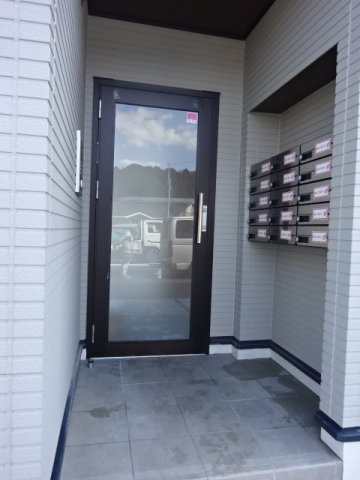 シャイニーのエントランス|清潔なエントランスです