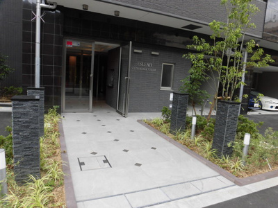 【エントランス】 | エスリード新大阪ヴェルデ | 綺麗に手入れされているエントランスです。