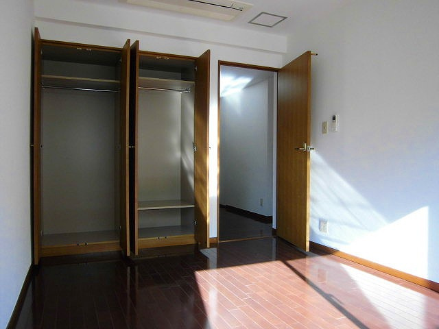 世田谷区松原６丁目の賃貸マンションの寝室|明るいお部屋です！
