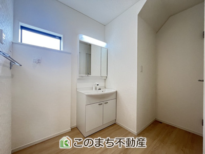 【洗面所】 | CRADLEGARDEN筑西市二木成第2　1号棟 | シャンプードレッサーで朝の身支度♪伸びるホースでお掃除も簡単清潔です！
