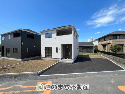 【駐車場】 | CRADLEGARDEN筑西市二木成第2　1号棟 | 2台並列駐車が可能です。
洗車も出来る余裕のあるスペースには、もちろん自転車の駐輪も可能！
夏にはビニールプールを広げて、お子様と楽しむのも良いですね♪
