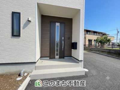 【玄関】 | CRADLEGARDEN筑西市二木成第2　1号棟 | 玄関周りは家の顔！スタイリッシュな玄関が特徴です！
