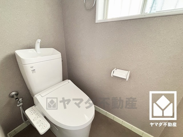 西宮市北六甲台1丁目のトイレ|トイレにも小窓が付いているので日中は明るく、居心地の良いプライベートスペースです。