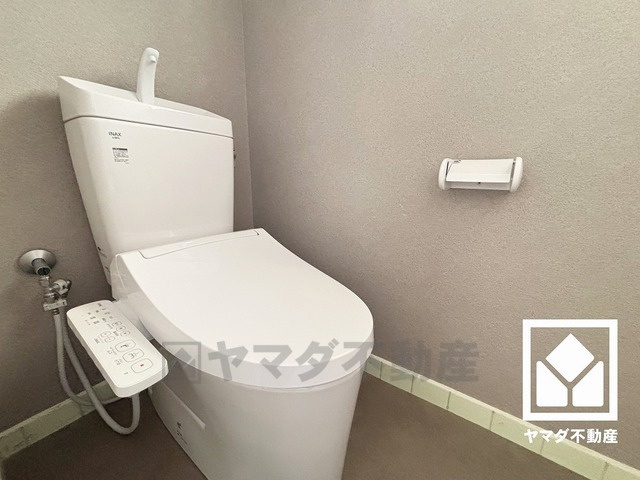 西宮市北六甲台1丁目のトイレ|明るく清潔感溢れるトイレです。温水洗浄便座付きで、季節を問わずいつでも温かい便座をお使いいただけます。