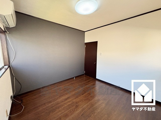 西宮市北六甲台1丁目の寝室|2階東側洋室です。アクセントクロスを取り入れたデザイン性の高い洋室で、リラックスしたひとときを過ごせます。