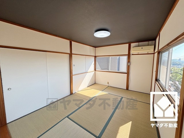 西宮市北六甲台1丁目の和室|約6帖の北側和室です。陽光がたっぷり差し込む洗練された和の空間。温かみのある畳のスッキリとしたデザインが、暮らしを心地よく彩ります。