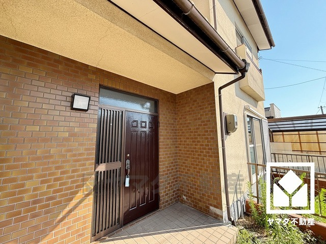 西宮市北六甲台1丁目の玄関|欄間や袖の窓から光が差し込み、外出時にも帰宅時にも、明るい気持ちになれる玄関です。