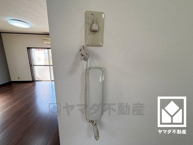 西宮市北六甲台1丁目の設備|インターホンあり。来客があっても家の中で対応可能なので、防犯面で安心です。
