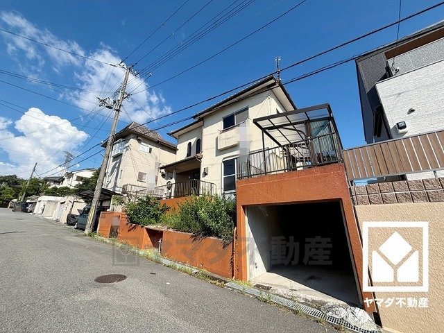西宮市北六甲台1丁目の外観|前面道路幅員約6.0mとゆったりとした広さがあるのでファミリーカー等の車の出入れも楽にできます。