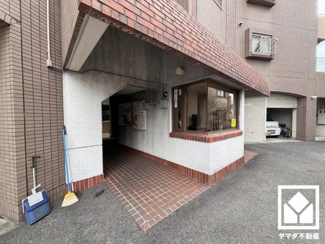 パレ武庫川パート2のエントランス|客間にも、ワークスペースにも、家族のくつろぎ空間にも。暮らしに寄り添う、自由に使える和室。