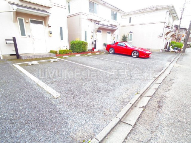 小平タウンハウスの駐車場