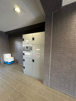 【その他共用部分】 | 共用エントランスには宅配BOXがあるので荷物の受け取りもスムーズに♪再配達を依頼する手間が省けます☆