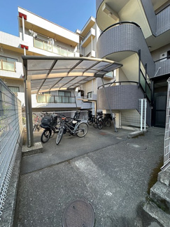 【その他共用部分】 | 屋根付きの駐輪場で雨が降っても大切な自転車が濡れなくてすみますね♪駅まで自転車もおすすめです！