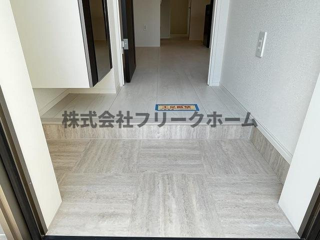 三鷹市新川３丁目の賃貸マンションの玄関
