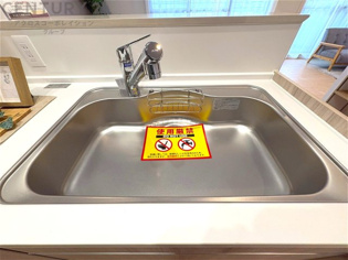 大きなシンクでお鍋などの大きな調理器具を洗う際にも便利です。
