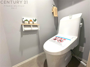 温水洗浄便座付トイレは温水洗浄機能により、暖かい水でおしりを洗浄することができ、冷たい水を使う従来の便座に比べ、温水洗浄機能で暖かいトイレを提供し、快適な使用を可能にします。