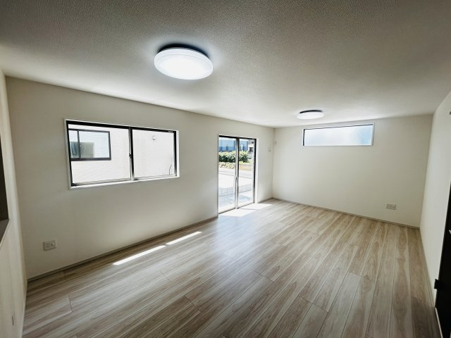 新築　北群馬郡吉岡町大久保1期　1号棟の居間・リビング|　広々１8.1帖のリビングは大きめのソファ等を置いても充分な広さ！	
