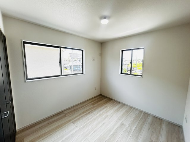 新築　北群馬郡吉岡町大久保1期　1号棟の洋室|　二面採光で明るく風通しの良い2階洋室♪					
