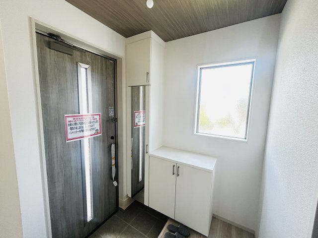 新築　北群馬郡吉岡町大久保1期　1号棟の玄関|　３０足以上収納できる下駄箱、狭い玄関もスッキリ使用できます。											
