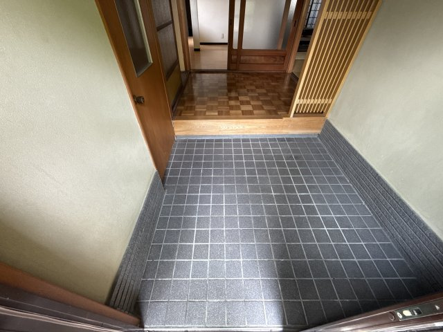 太子町太田戸建ての玄関
