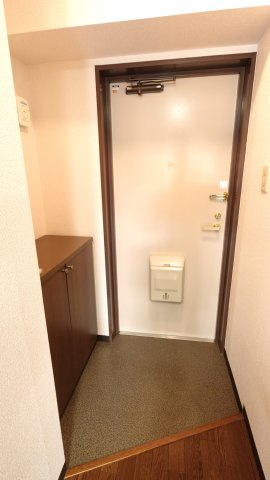 メゾンフローラの玄関