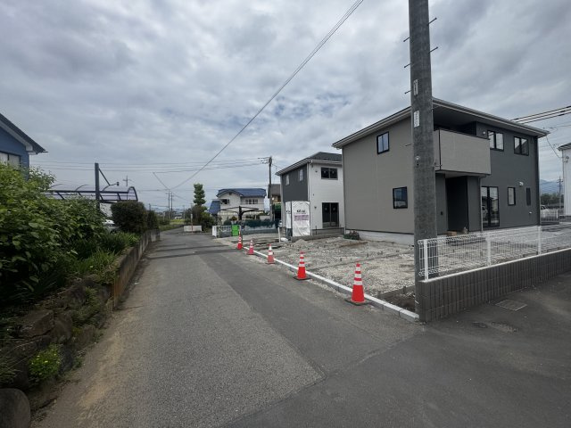 新築　北群馬郡吉岡町大久保1期　2号棟の前面道路含む現地写真|現地写真　西側接道幅員約4ｍ
