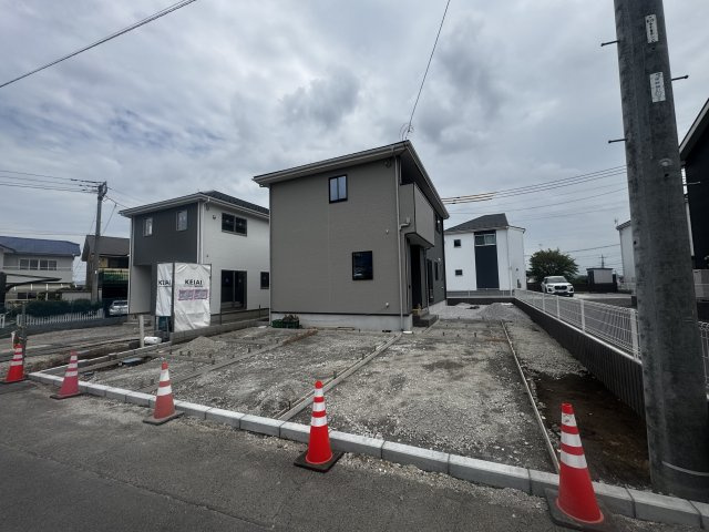 新築　北群馬郡吉岡町大久保1期　2号棟の駐車場|現地写真　駐車スペースは並列3台分可能です！					
