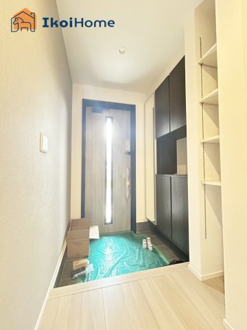 明石市大久保町江井島　新築戸建の玄関|【ホームページに現地動画掲載中】●年中無休：当日予約可●玄関がいつも片づく大容量シューズボックス