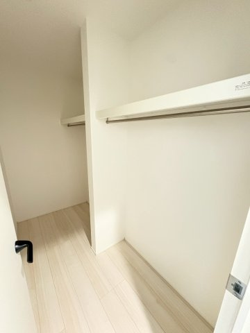 ★価格変更★霞ヶ丘３丁目新築戸建ての収納|大型のファミリークローゼットはお出かけ前にとても便利です。
