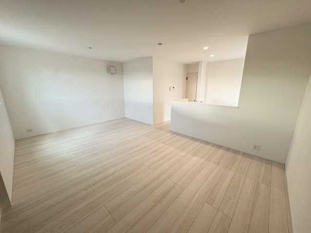 ★価格変更★霞ヶ丘３丁目新築戸建ての居間・リビング|17帖のLDKは使いやすい広さです♪