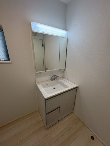 ★価格変更★霞ヶ丘３丁目新築戸建ての独立洗面台|朝の支度にも助かる、独立の洗髪洗面化粧台