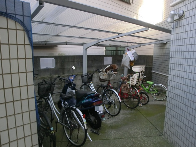 フローレス東松本の駐車場|屋根つき駐輪スペースです♪