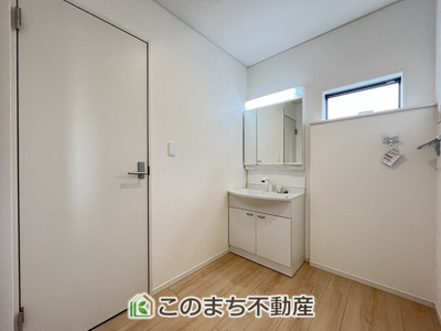 【洗面所】 | CRADLEGARDEN筑西市二木成第2　3号棟 | シャンプードレッサーで朝の身支度♪伸びるホースでお掃除も簡単清潔です！
