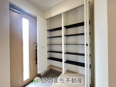 【玄関】 | CRADLEGARDEN筑西市二木成第2　3号棟 | 広々とした玄関スペース♪たくさんの靴を収納できるシューズボックスもございます☆
