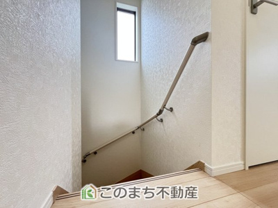 【設備】 | CRADLEGARDEN筑西市二木成第2　3号棟 | 手すり付きで小さなお子様にも安心の階段スペースです☆
