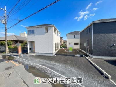 【駐車場】 | CRADLEGARDEN筑西市二木成第2　3号棟 | 2台並列駐車が可能です。
洗車も出来る余裕のあるスペースには、もちろん自転車の駐輪も可能！
夏にはビニールプールを広げて、お子様と楽しむのも良いですね♪

